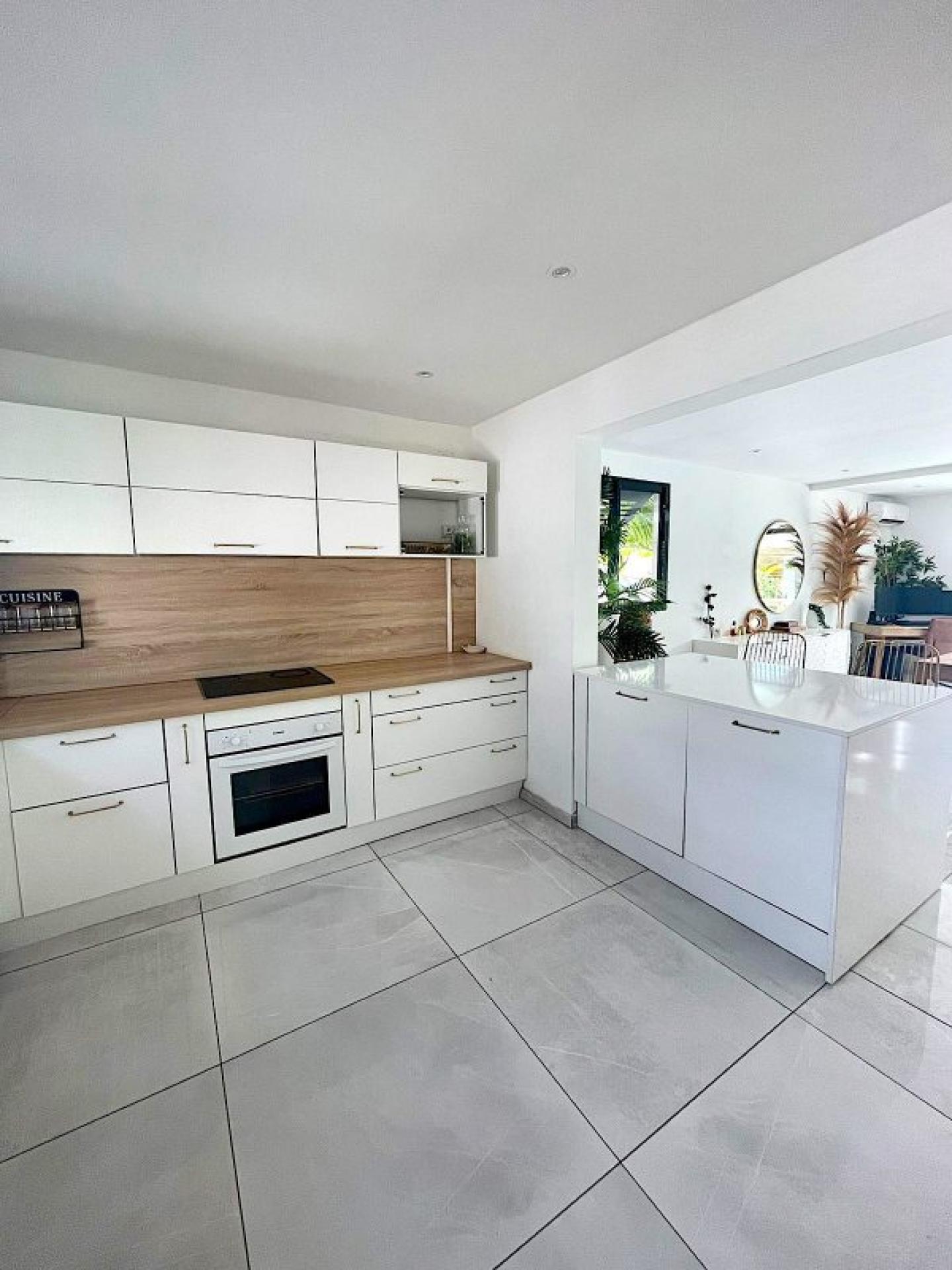 Photo 6 of the listing.