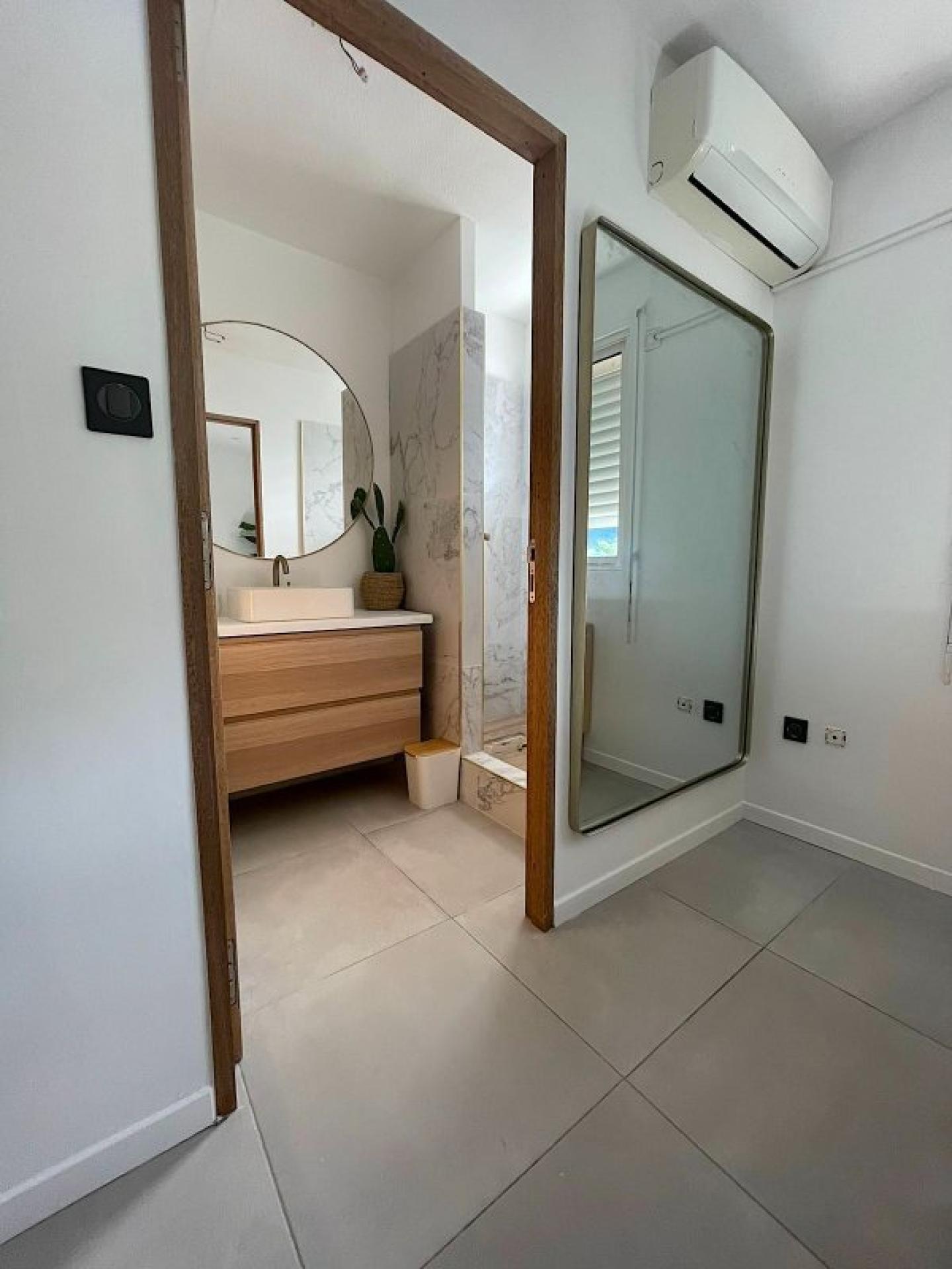 Photo 5 of the listing.