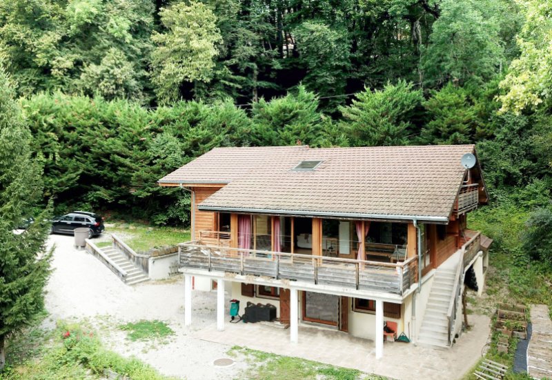 Photo 6 of the listing.