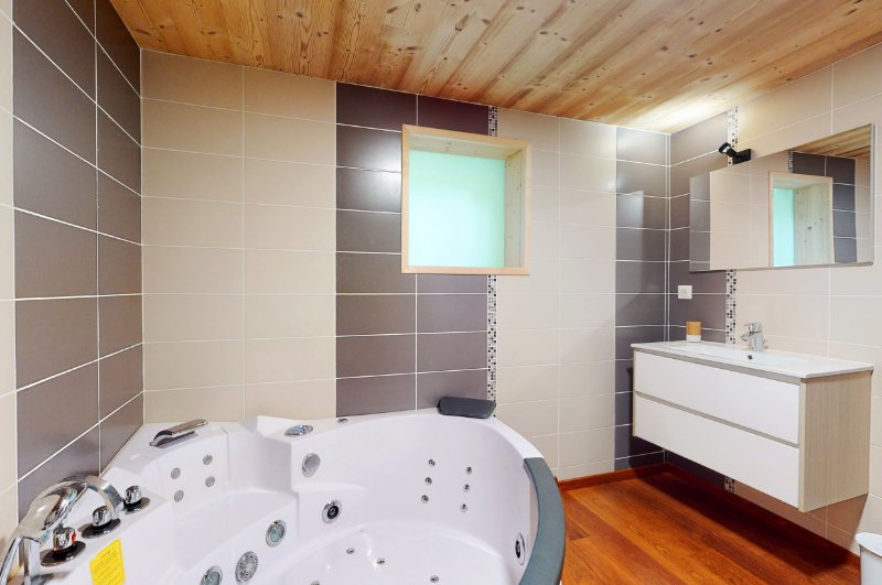 Photo 5 of the listing.