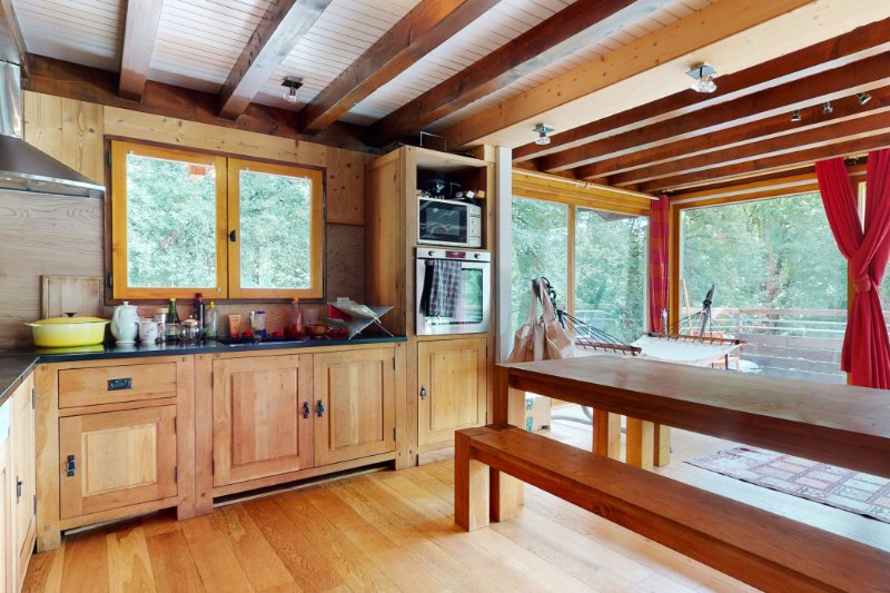 Photo 8 of the listing.