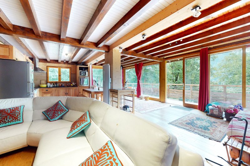 Photo 2 of the listing.