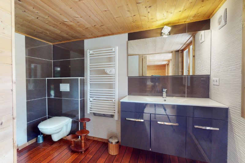 Photo 11 of the listing.