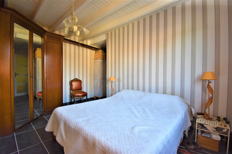 Photo 5 of the listing.