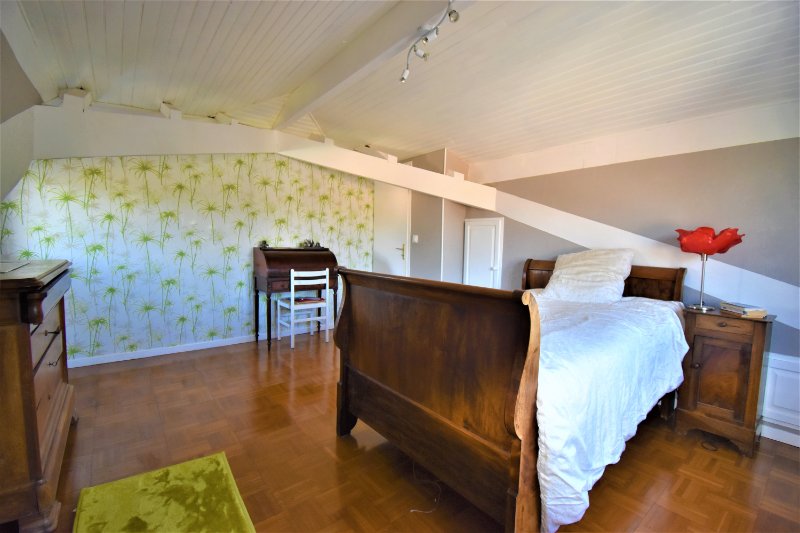 Photo 8 of the listing.