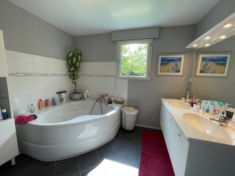 Photo 9 of the listing.