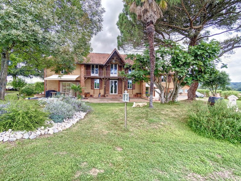 Photo 13 of the listing.