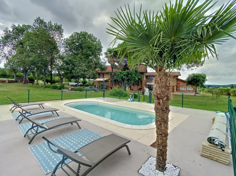 Photo 7 of the listing.