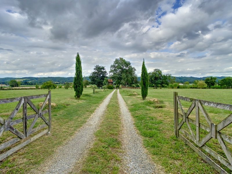 Photo 10 of the listing.