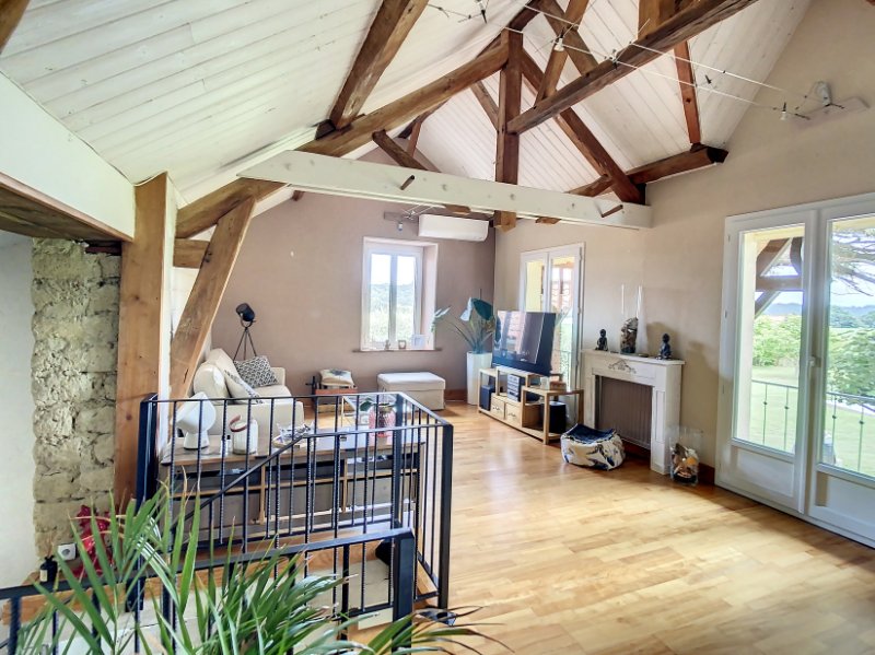 Photo 4 of the listing.