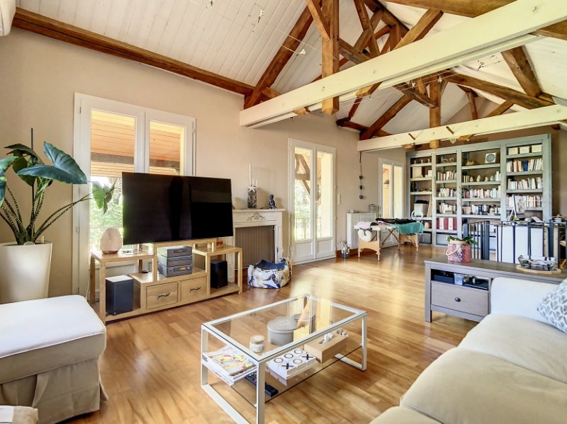 Photo 5 of the listing.