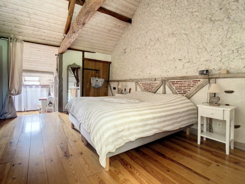 Photo 6 of the listing.