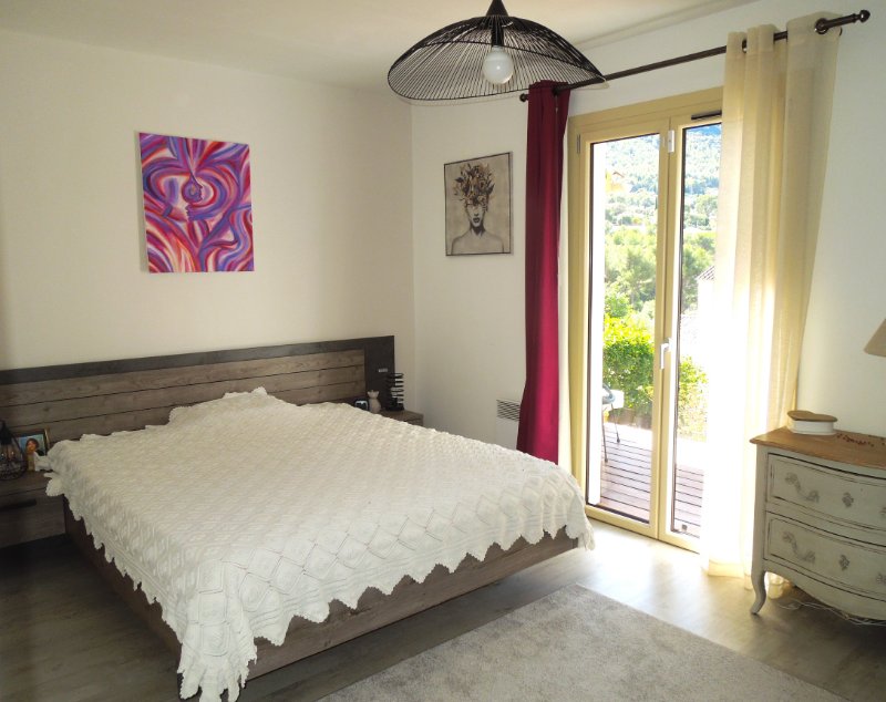 Photo 5 of the listing.