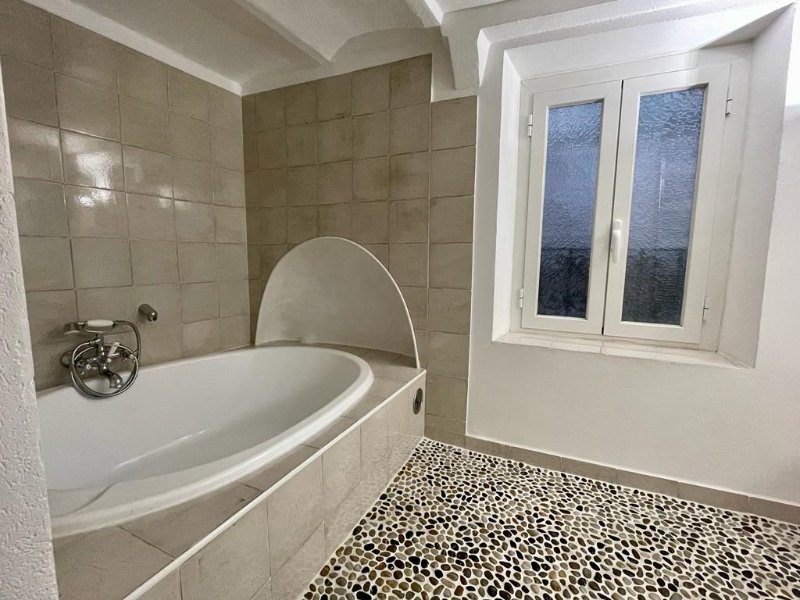 Photo 10 of the listing.