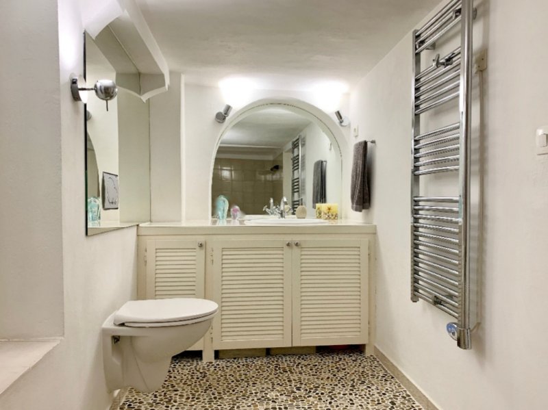 Photo 9 of the listing.