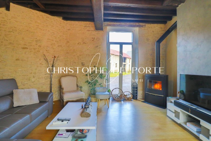 Photo 4 of the listing.