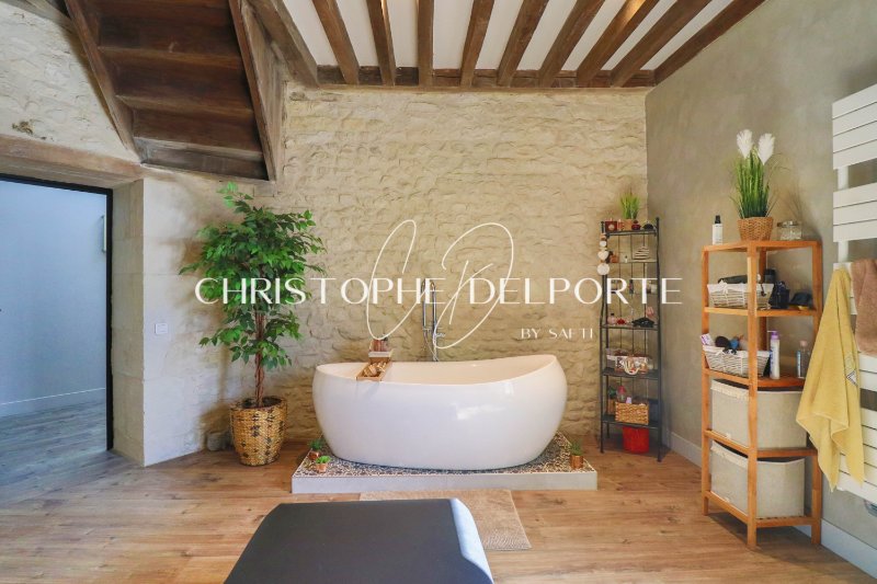 Photo 5 of the listing.