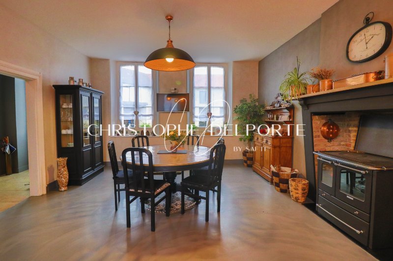 Photo 3 of the listing.