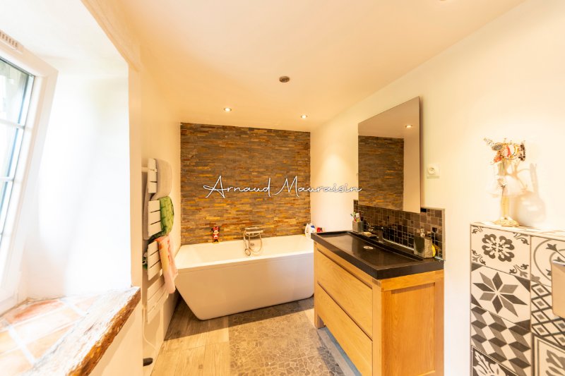 Photo 7 of the listing.