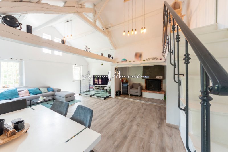 Photo 2 of the listing.