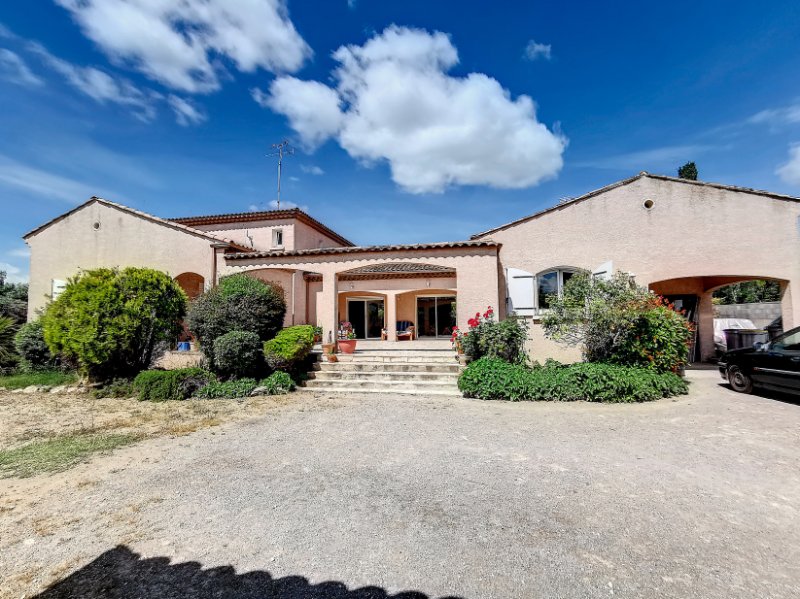 Photo 2 of the listing.