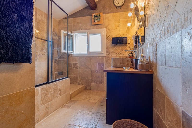 Photo 7 of the listing.