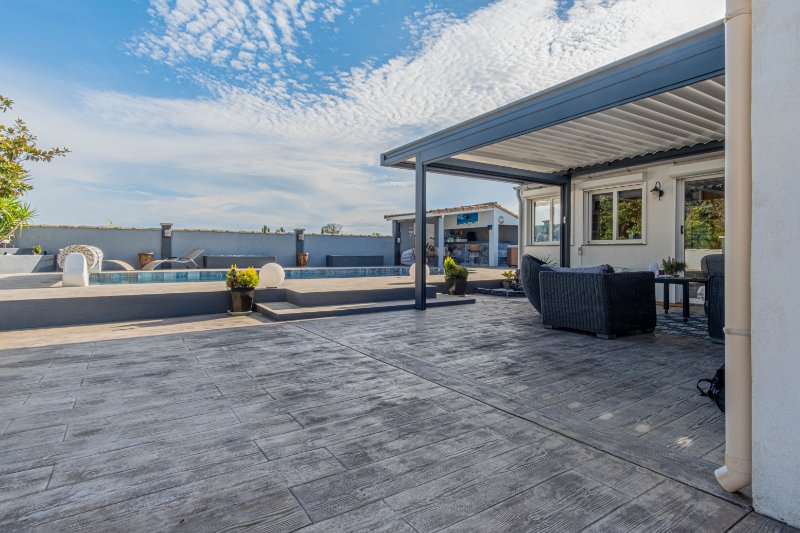 Photo 2 of the listing.