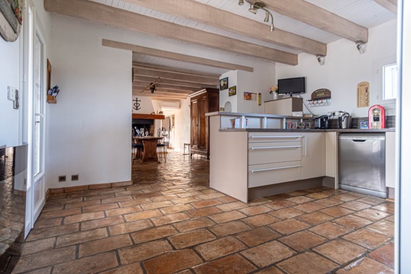 Photo 10 of the listing.