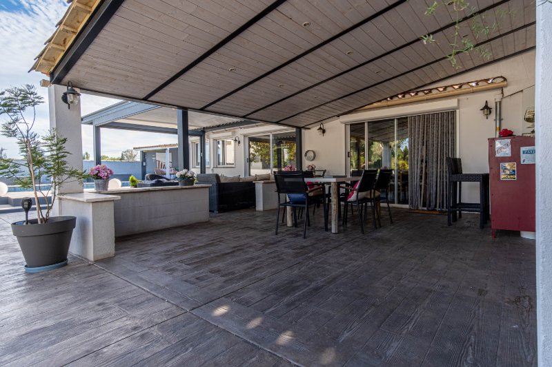 Photo 6 of the listing.