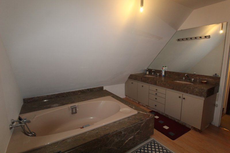 Photo 11 of the listing.