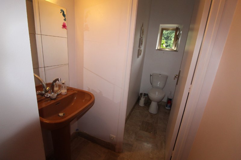 Photo 5 of the listing.