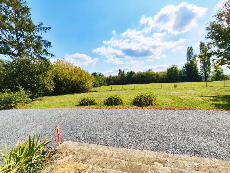 Photo 3 of the listing.