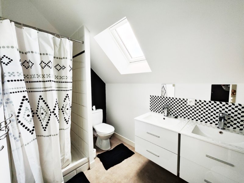 Photo 11 of the listing.