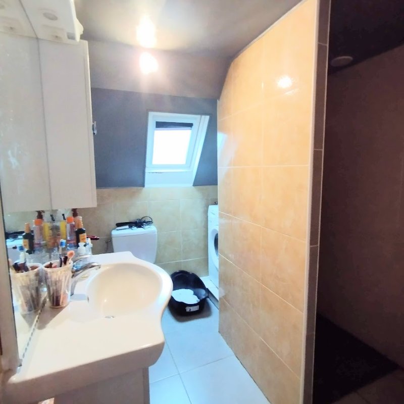 Photo 10 of the listing.