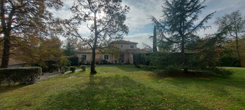 Photo 2 of the listing.