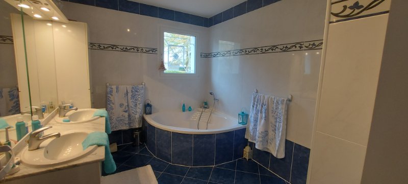 Photo 10 of the listing.