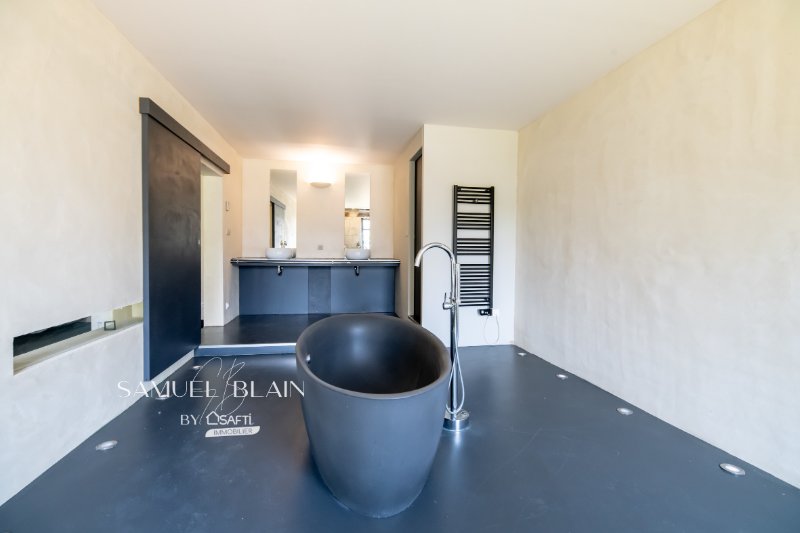 Photo 14 of the listing.