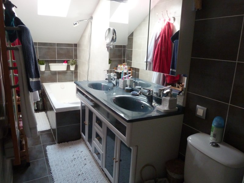 Photo 9 of the listing.