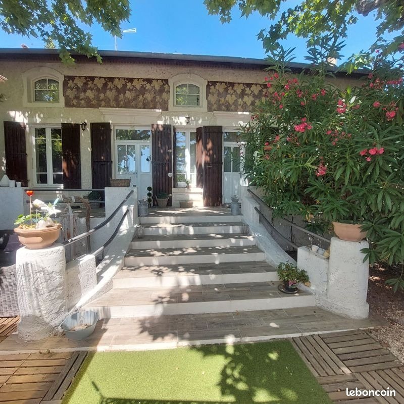 Photo 2 of the listing.