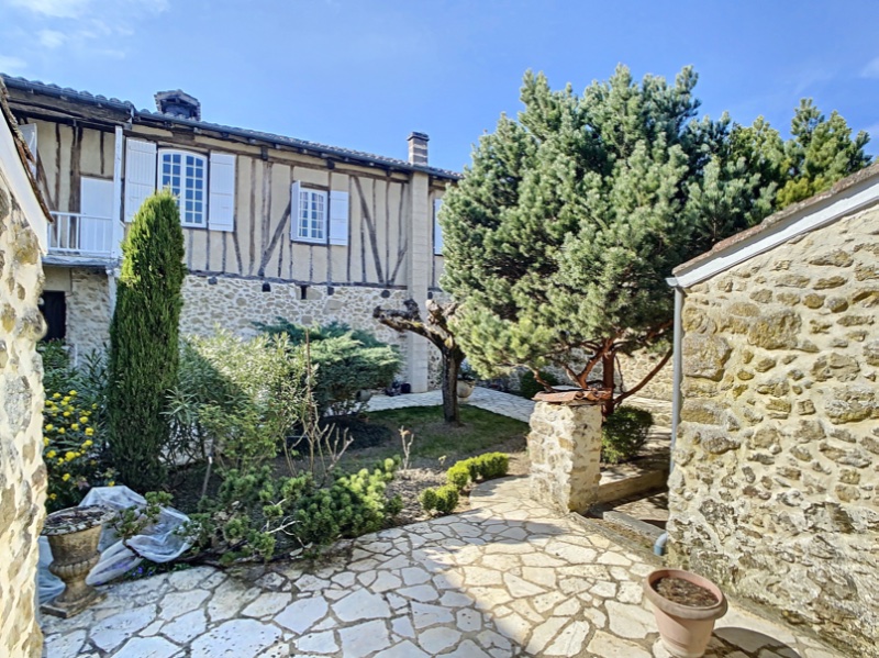 Photo 11 of the listing.