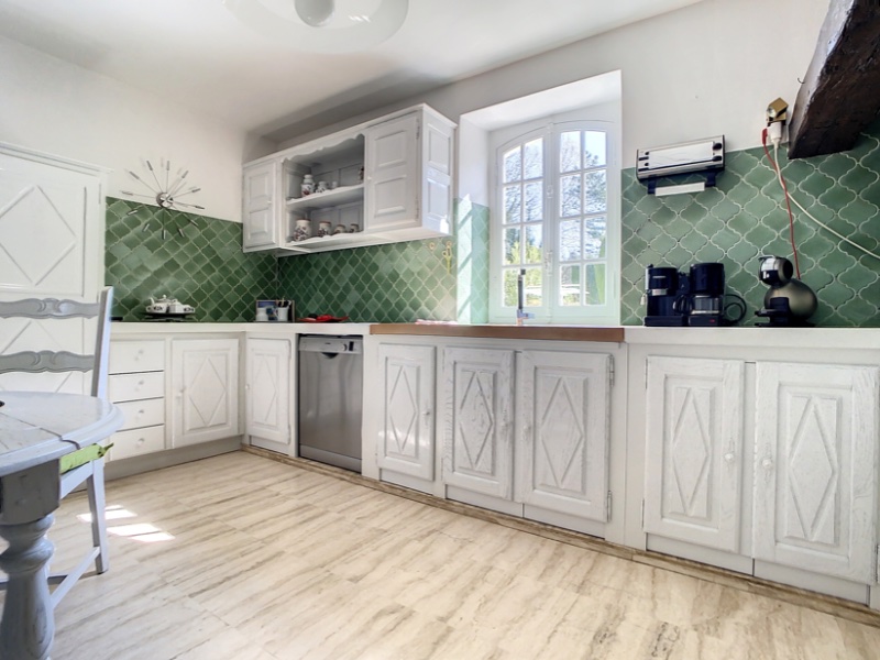 Photo 5 of the listing.