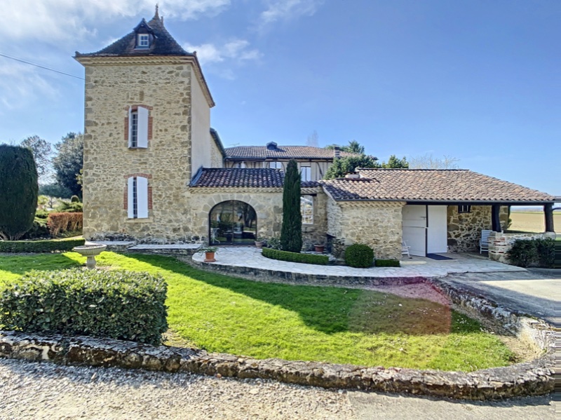 Photo 2 of the listing.