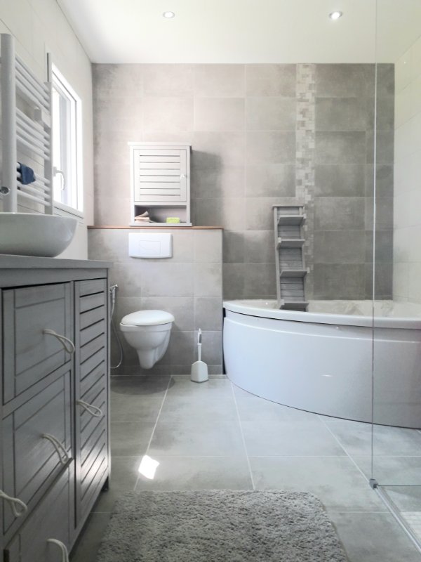 Photo 8 of the listing.