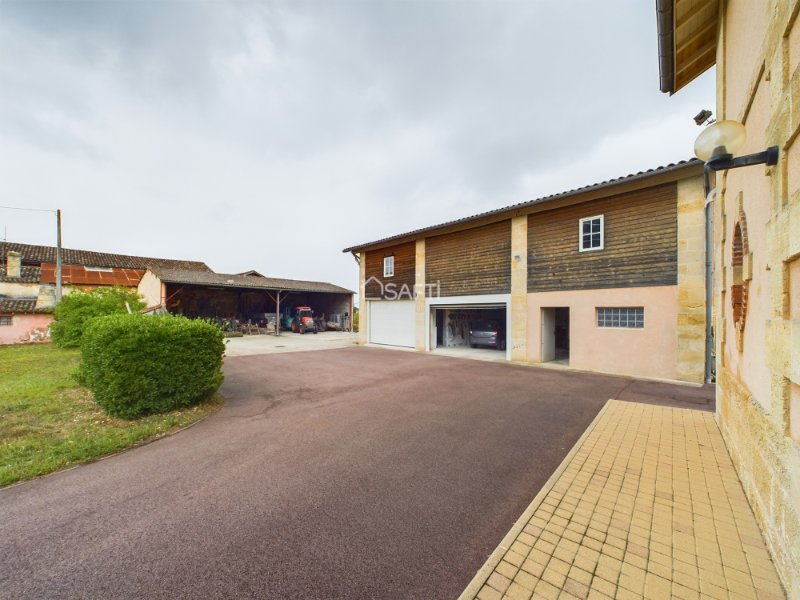 Photo 2 of the listing.